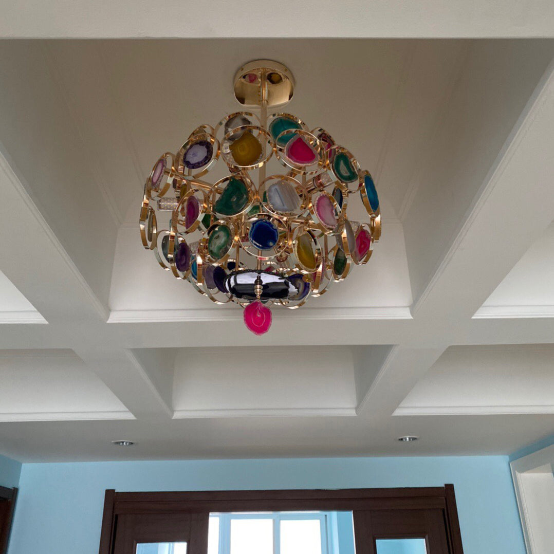Agaat Kroonluchter – Natuursteen Hanglamp met Goudkleurige Montage – Echt Braziliaans Agaat Verlicht