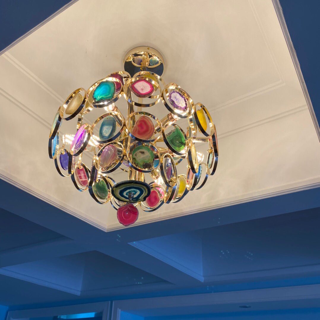 Agaat Kroonluchter – Natuursteen Hanglamp met Goudkleurige Montage – Echt Braziliaans Agaat Verlicht