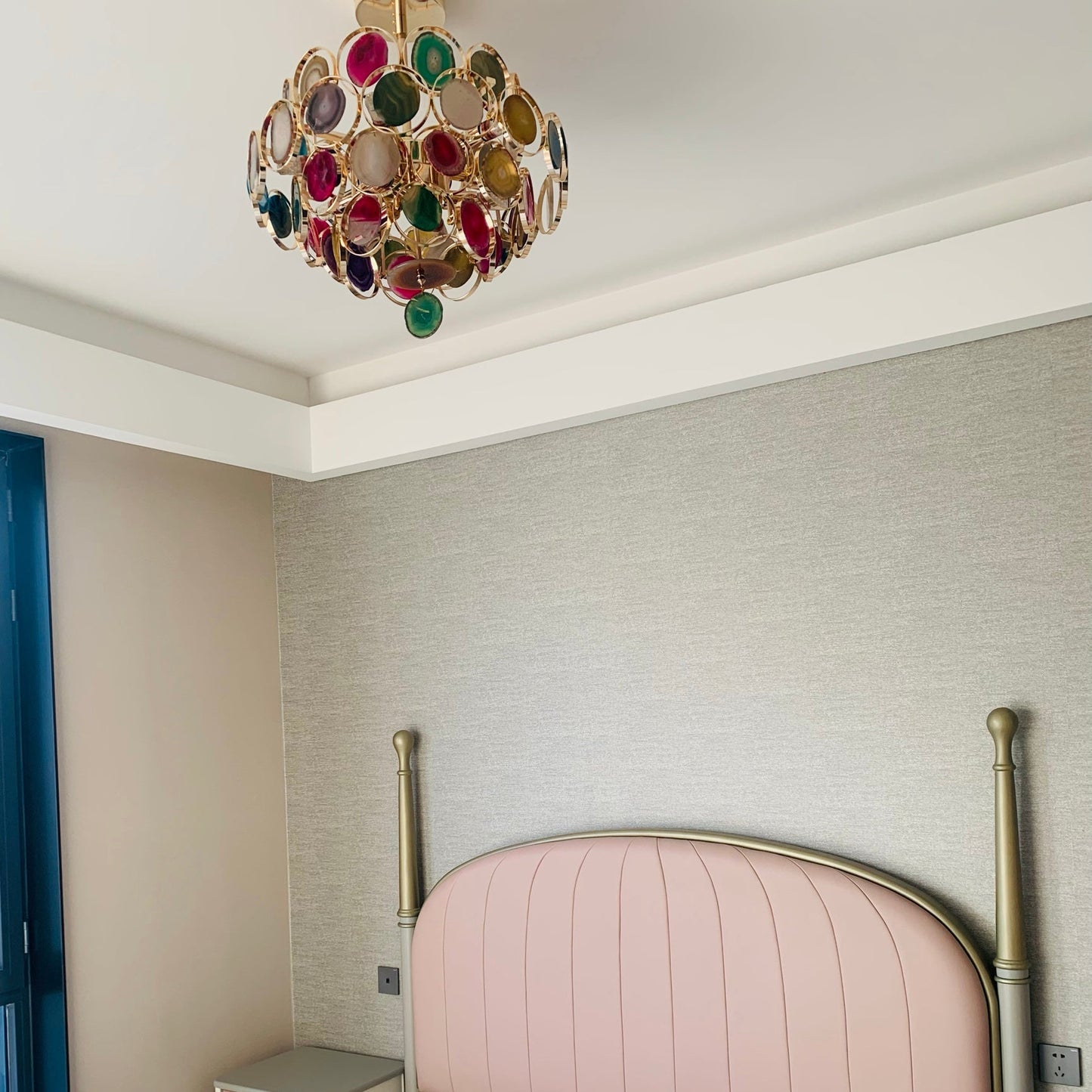 Agaat Kroonluchter – Natuursteen Hanglamp met Goudkleurige Montage – Echt Braziliaans Agaat Verlicht