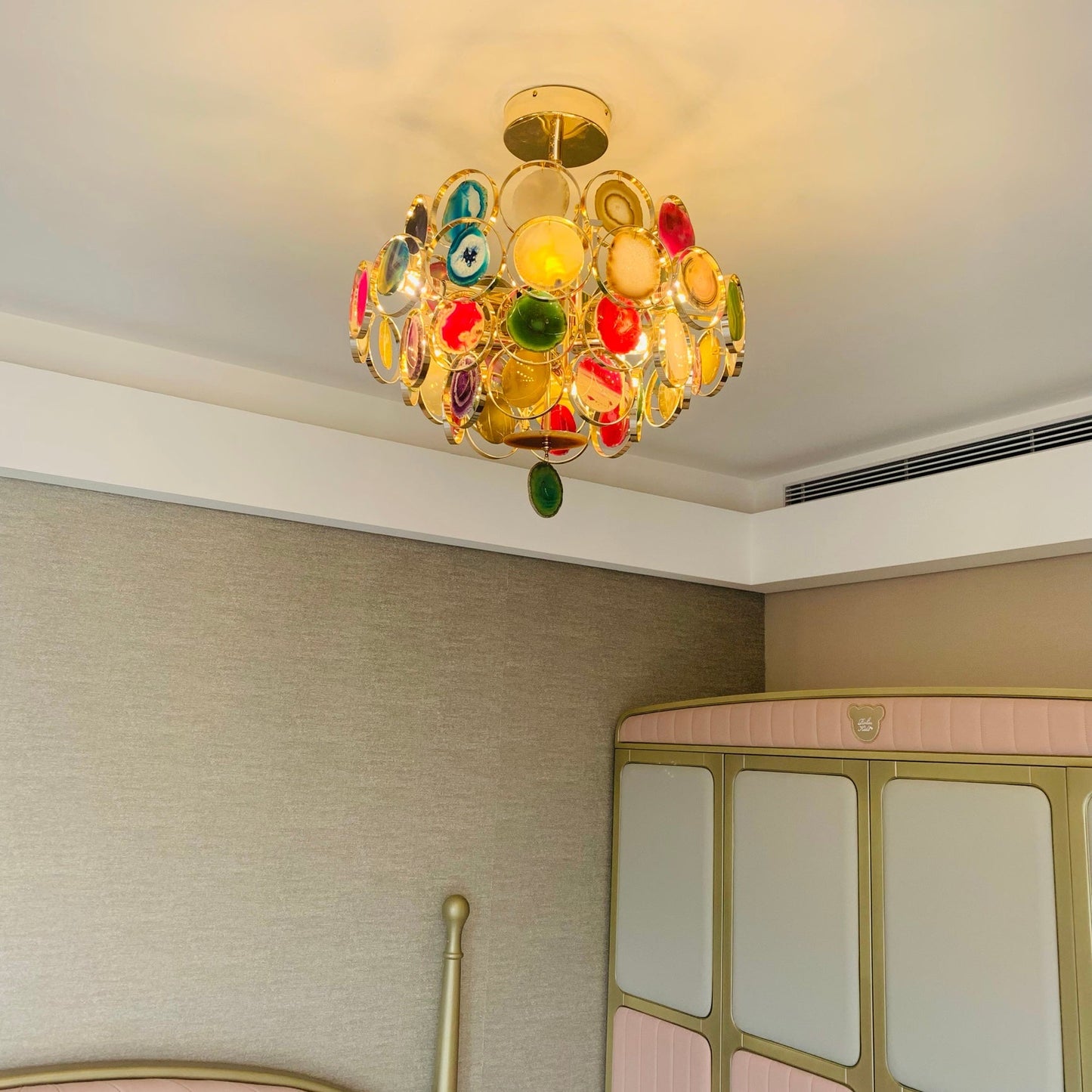 Agaat Kroonluchter – Natuursteen Hanglamp met Goudkleurige Montage – Echt Braziliaans Agaat Verlicht
