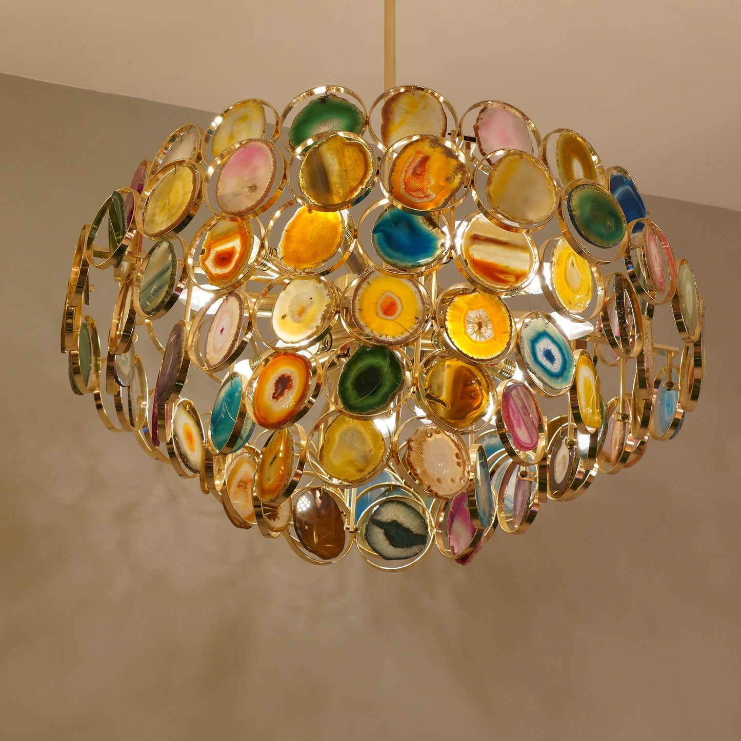 Agaat Kroonluchter – Natuursteen Hanglamp met Goudkleurige Montage – Echt Braziliaans Agaat Verlicht