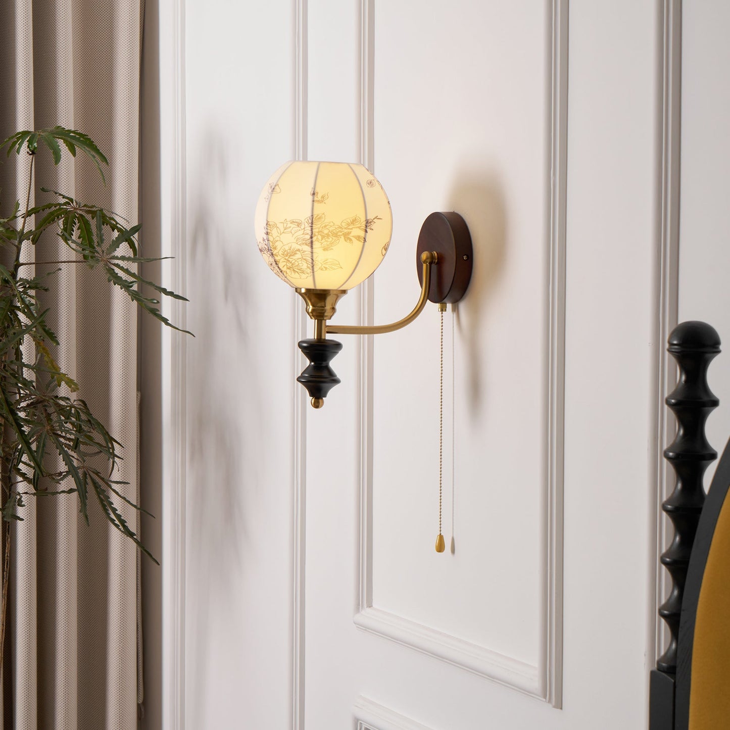 Vintage Wandlamp met Houten Arm en Stoffen Kap – Retro Verlichting met Trekschakelaar