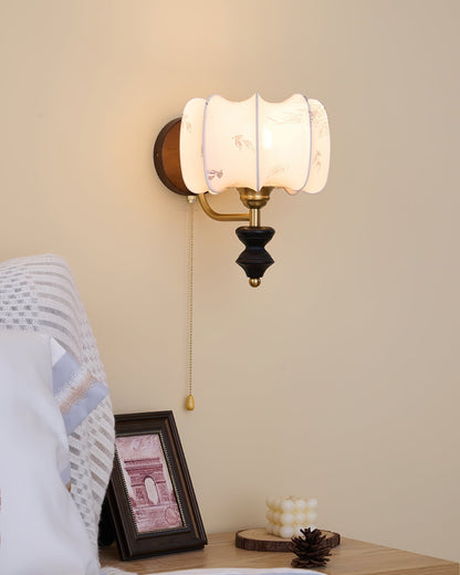 Vintage Wandlamp met Houten Arm en Stoffen Kap – Retro Verlichting met Trekschakelaar