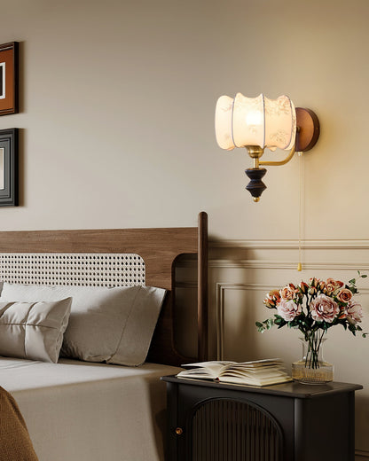 Vintage Wandlamp met Houten Arm en Stoffen Kap – Retro Verlichting met Trekschakelaar