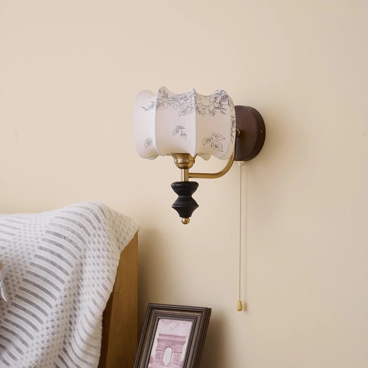 Vintage Wandlamp met Houten Arm en Stoffen Kap – Retro Verlichting met Trekschakelaar