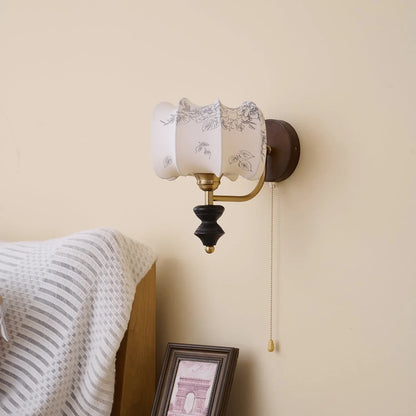 Vintage Wandlamp met Houten Arm en Stoffen Kap – Retro Verlichting met Trekschakelaar