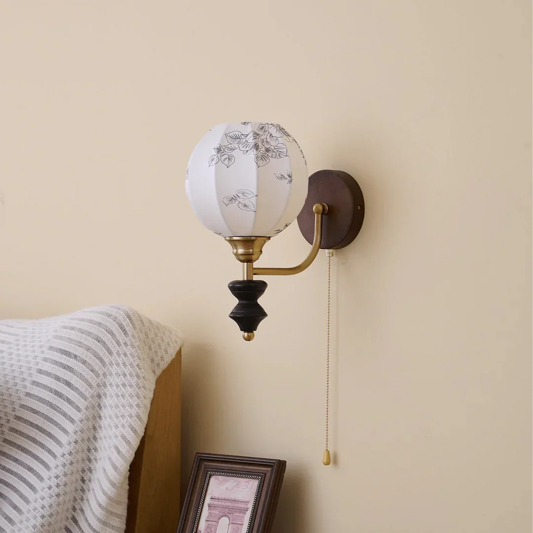 Vintage Wandlamp met Houten Arm en Stoffen Kap – Retro Verlichting met Trekschakelaar