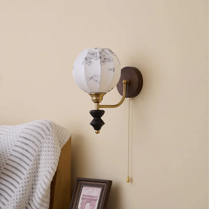 Vintage Wandlamp met Houten Arm en Stoffen Kap – Retro Verlichting met Trekschakelaar