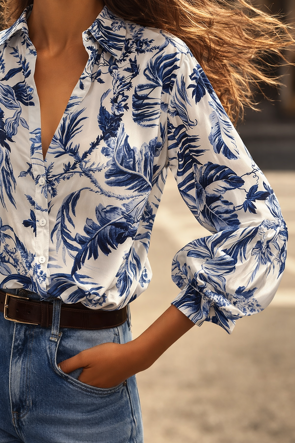Blouse met Blauwe Bloemen en Transparante Knopen