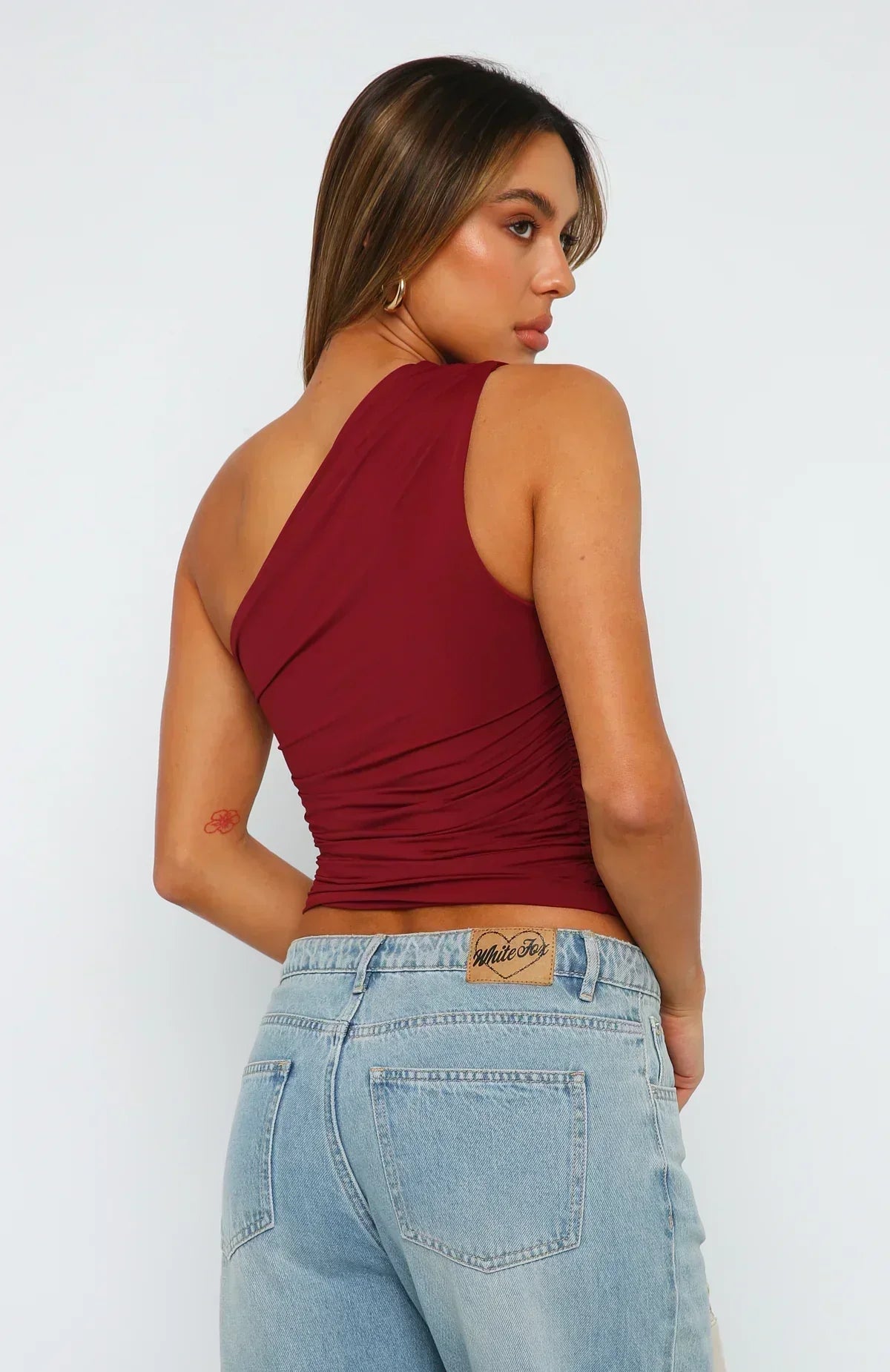 Vrouwelijke Top One-Shoulder Elegant Gedraaid Model