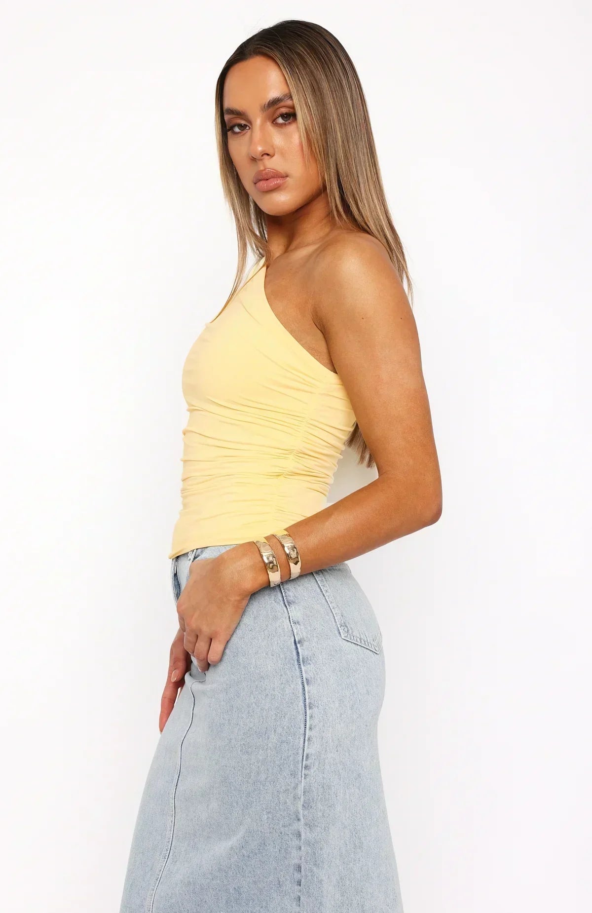 Vrouwelijke Top One-Shoulder Elegant Gedraaid Model