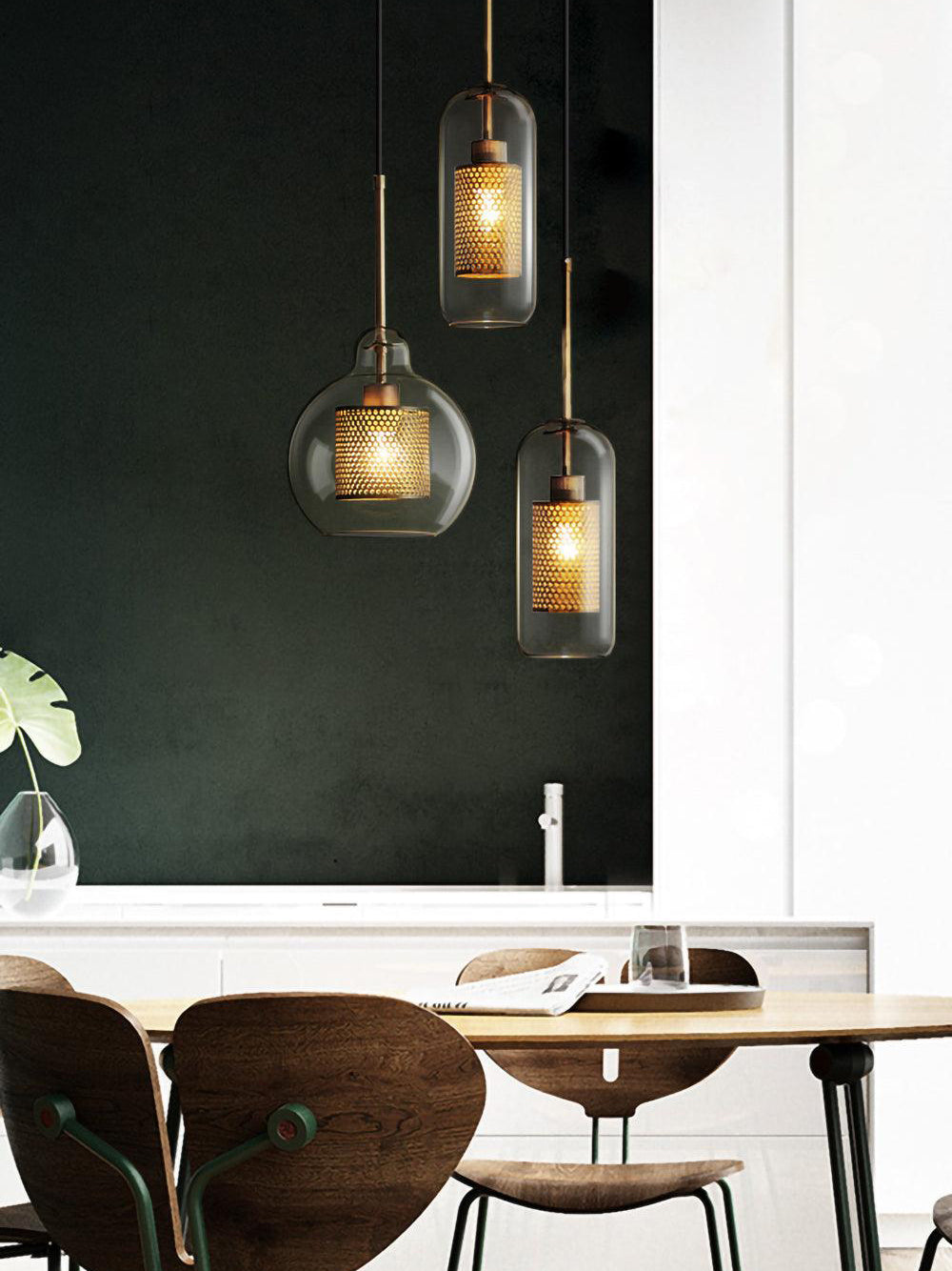 Glazen Hanglamp met Metalen Gaaskap Transparant Amber Zwart Goud 20-30cm Scandinavisch Design Eetkamer Keuken