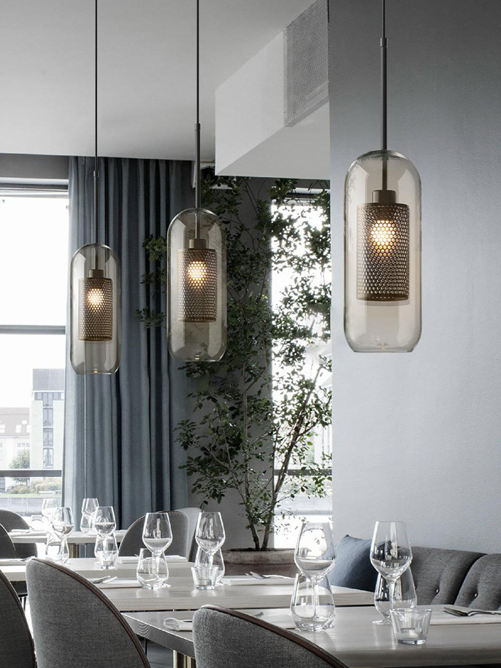 Glazen Hanglamp met Metalen Gaaskap Transparant Amber Zwart Goud 20-30cm Scandinavisch Design Eetkamer Keuken