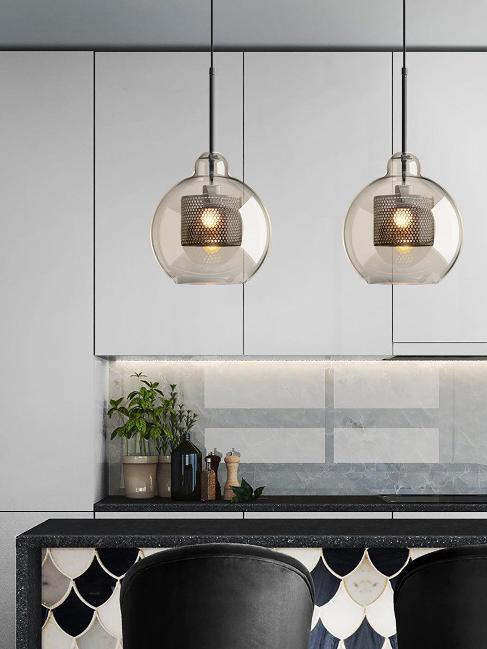Glazen Hanglamp met Metalen Gaaskap Transparant Amber Zwart Goud 20-30cm Scandinavisch Design Eetkamer Keuken