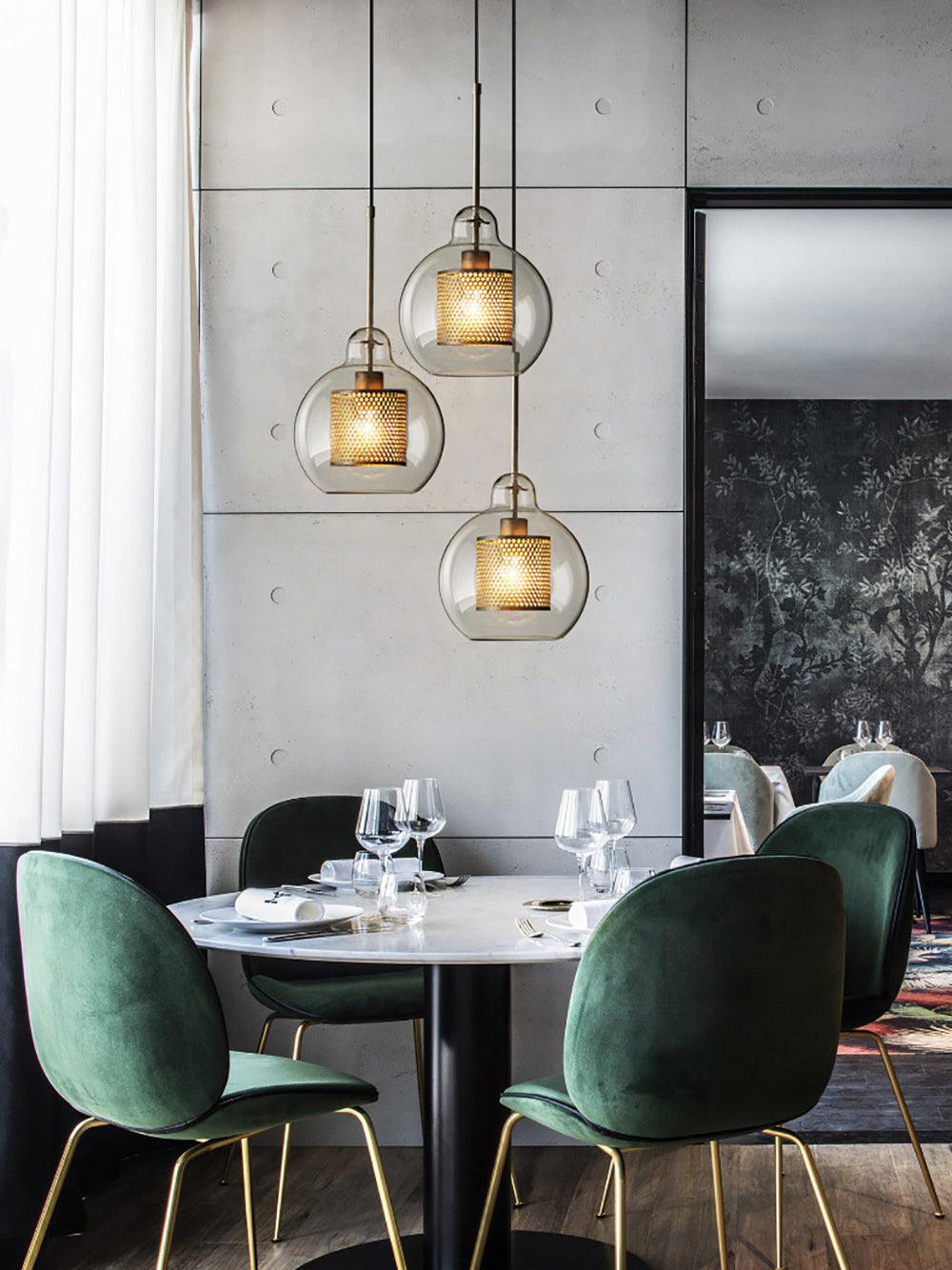 Glazen Hanglamp met Metalen Gaaskap Transparant Amber Zwart Goud 20-30cm Scandinavisch Design Eetkamer Keuken