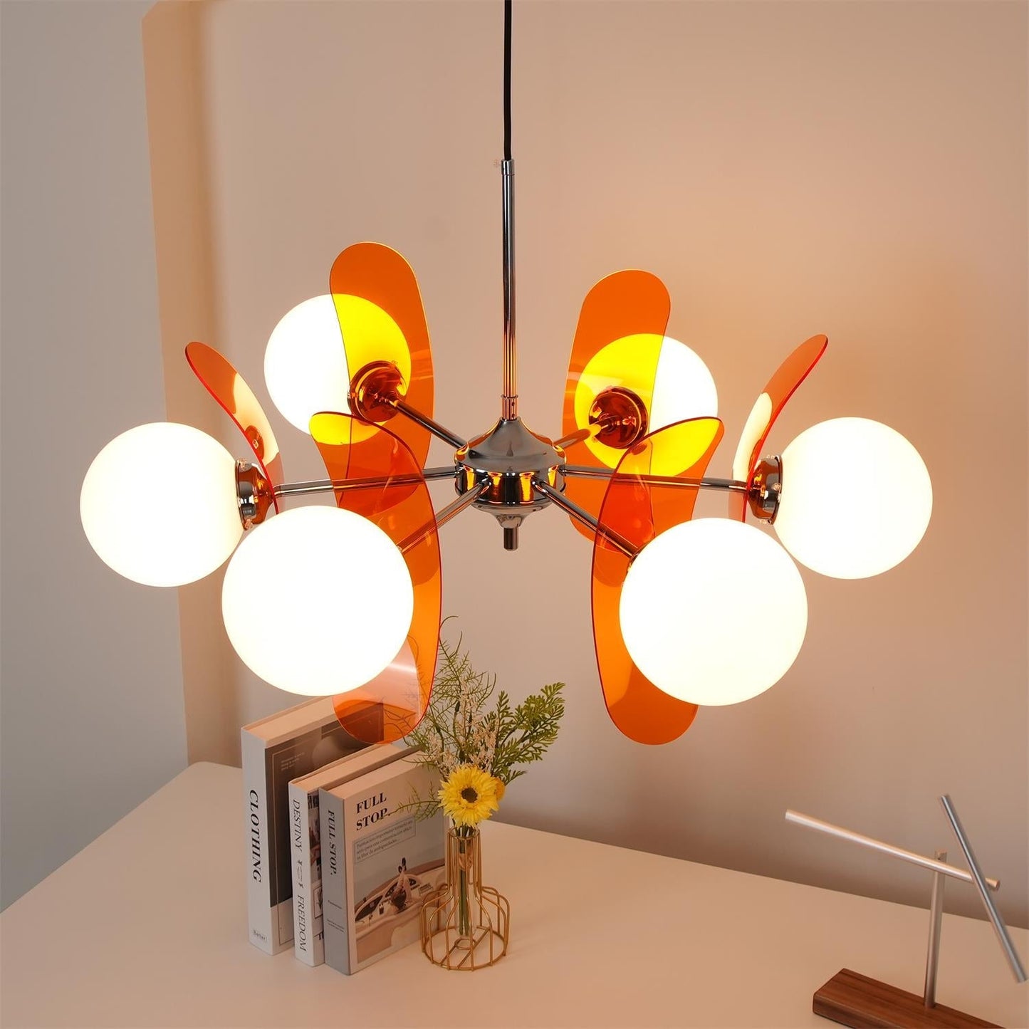 Moderne Sputnik Kroonluchter met Gekleurde Acryl Elementen en Witte Glazen Bollen – Design Hanglamp Meerdere Lichtpunten