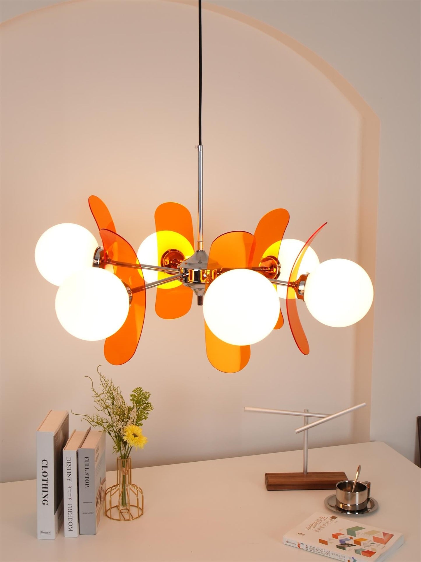 Moderne Sputnik Kroonluchter met Gekleurde Acryl Elementen en Witte Glazen Bollen – Design Hanglamp Meerdere Lichtpunten