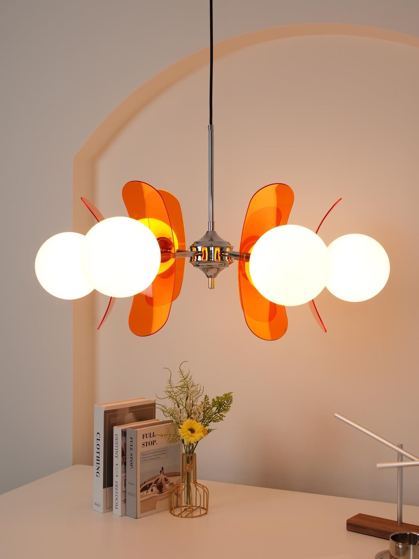 Moderne Sputnik Kroonluchter met Gekleurde Acryl Elementen en Witte Glazen Bollen – Design Hanglamp Meerdere Lichtpunten