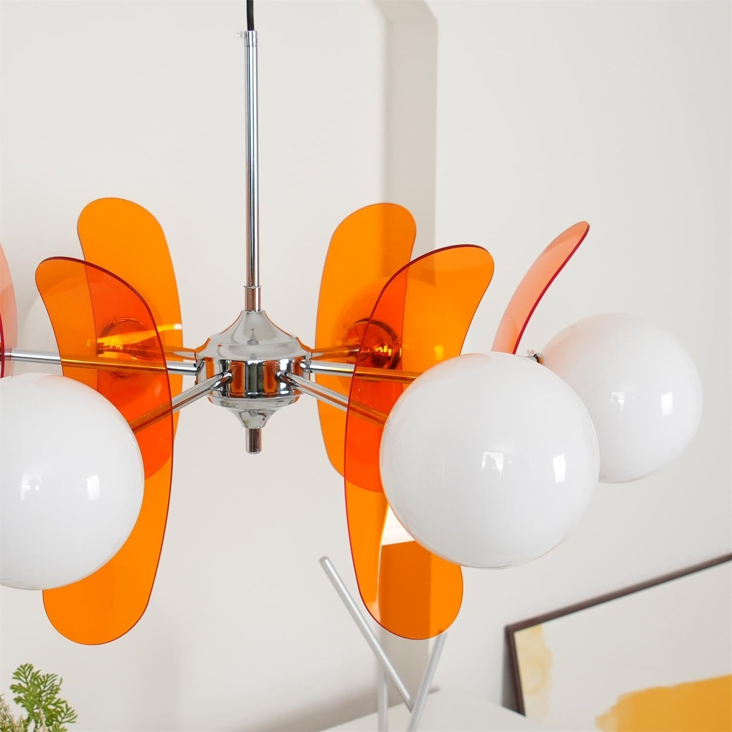 Moderne Sputnik Kroonluchter met Gekleurde Acryl Elementen en Witte Glazen Bollen – Design Hanglamp Meerdere Lichtpunten