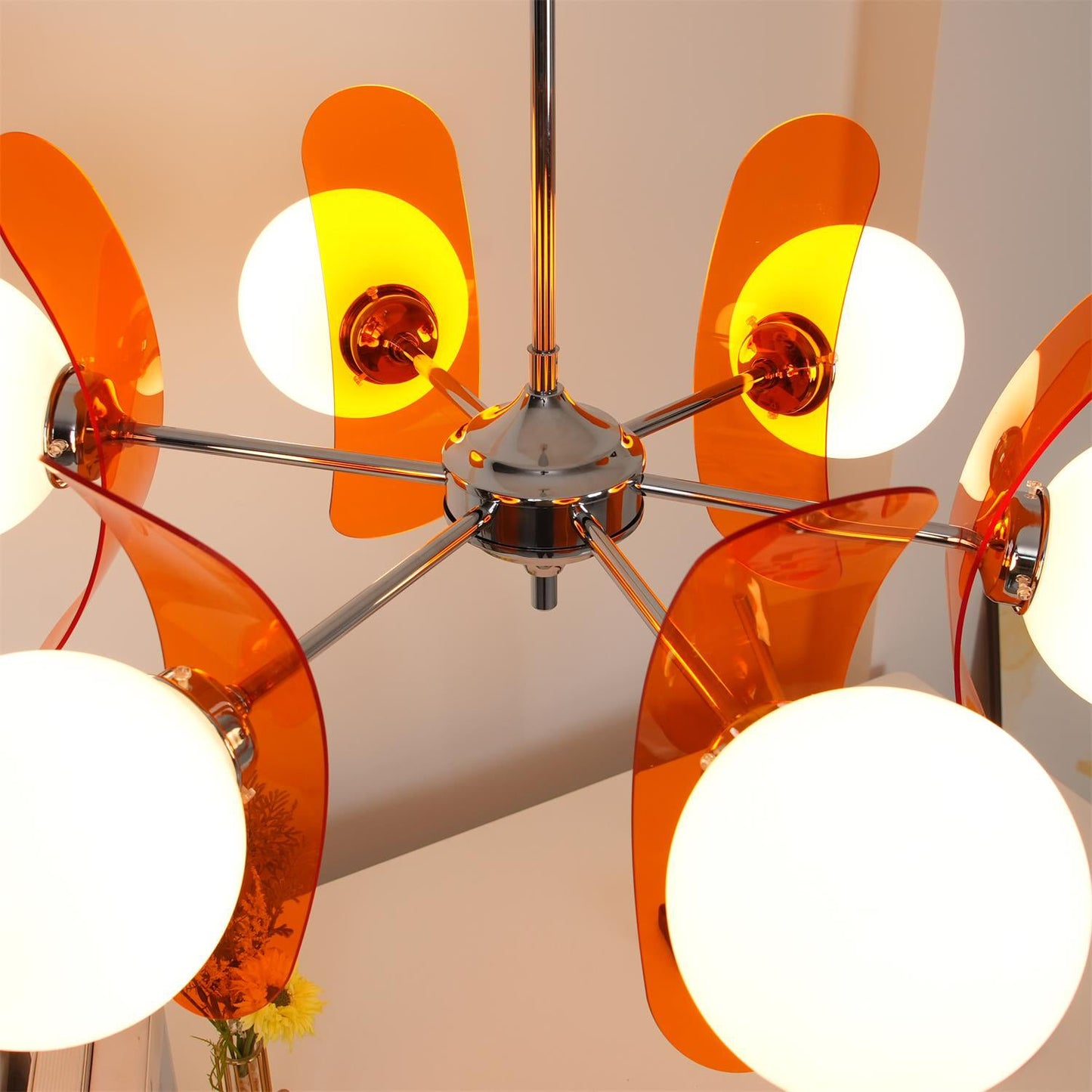 Moderne Sputnik Kroonluchter met Gekleurde Acryl Elementen en Witte Glazen Bollen – Design Hanglamp Meerdere Lichtpunten