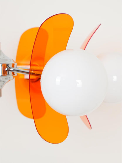 Moderne Sputnik Kroonluchter met Gekleurde Acryl Elementen en Witte Glazen Bollen – Design Hanglamp Meerdere Lichtpunten