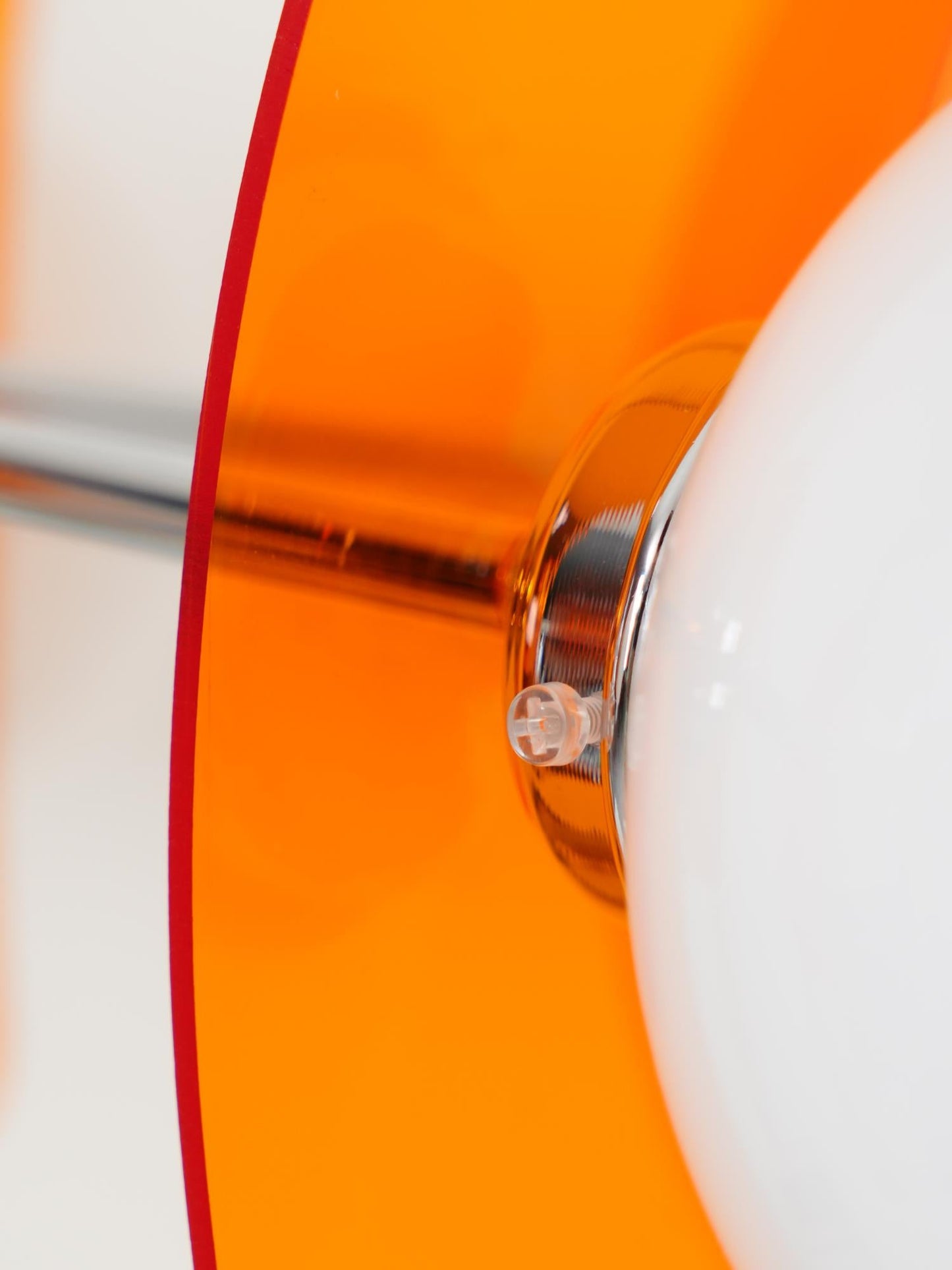 Moderne Sputnik Kroonluchter met Gekleurde Acryl Elementen en Witte Glazen Bollen – Design Hanglamp Meerdere Lichtpunten