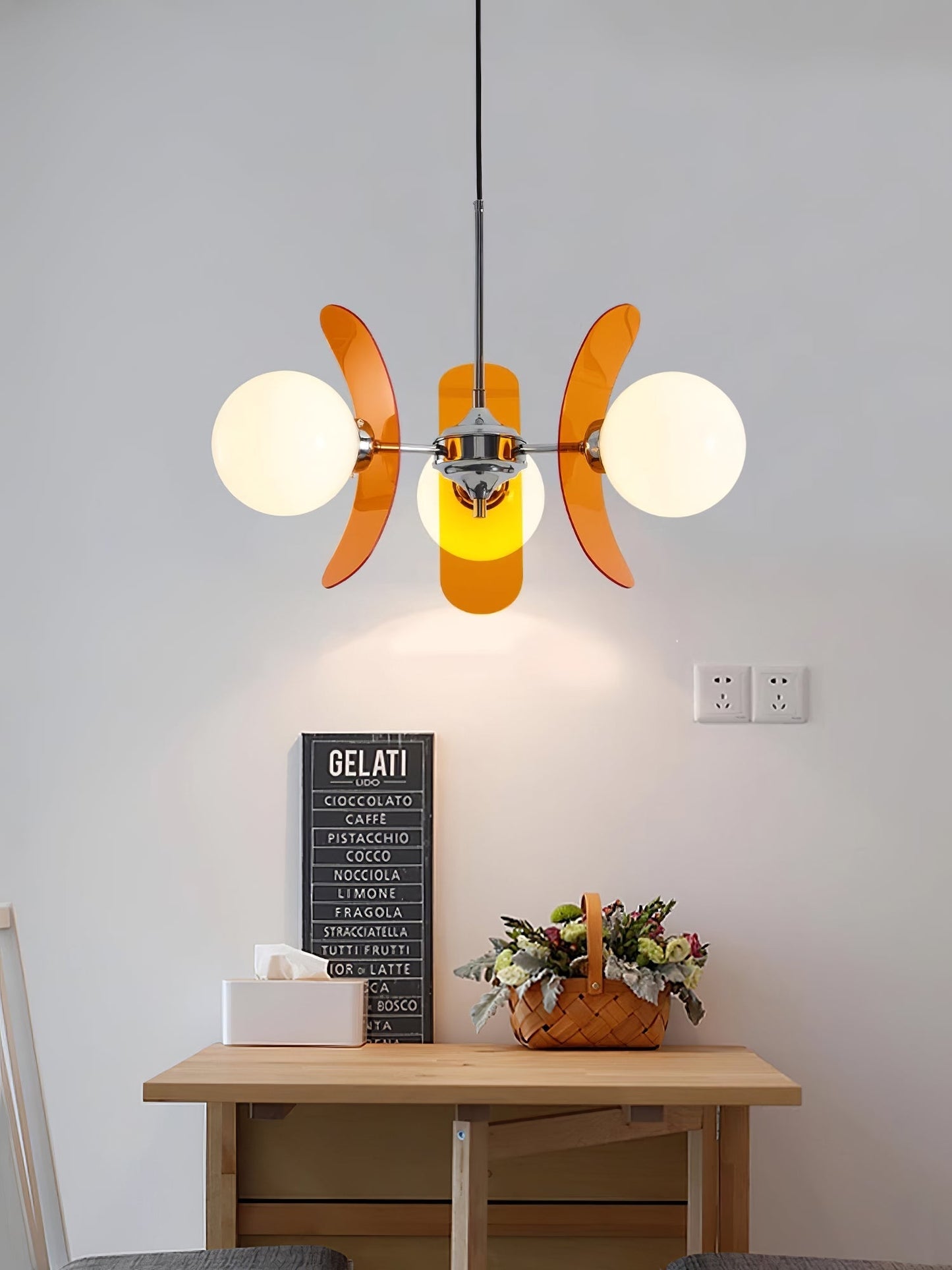 Moderne Sputnik Kroonluchter met Gekleurde Acryl Elementen en Witte Glazen Bollen – Design Hanglamp Meerdere Lichtpunten