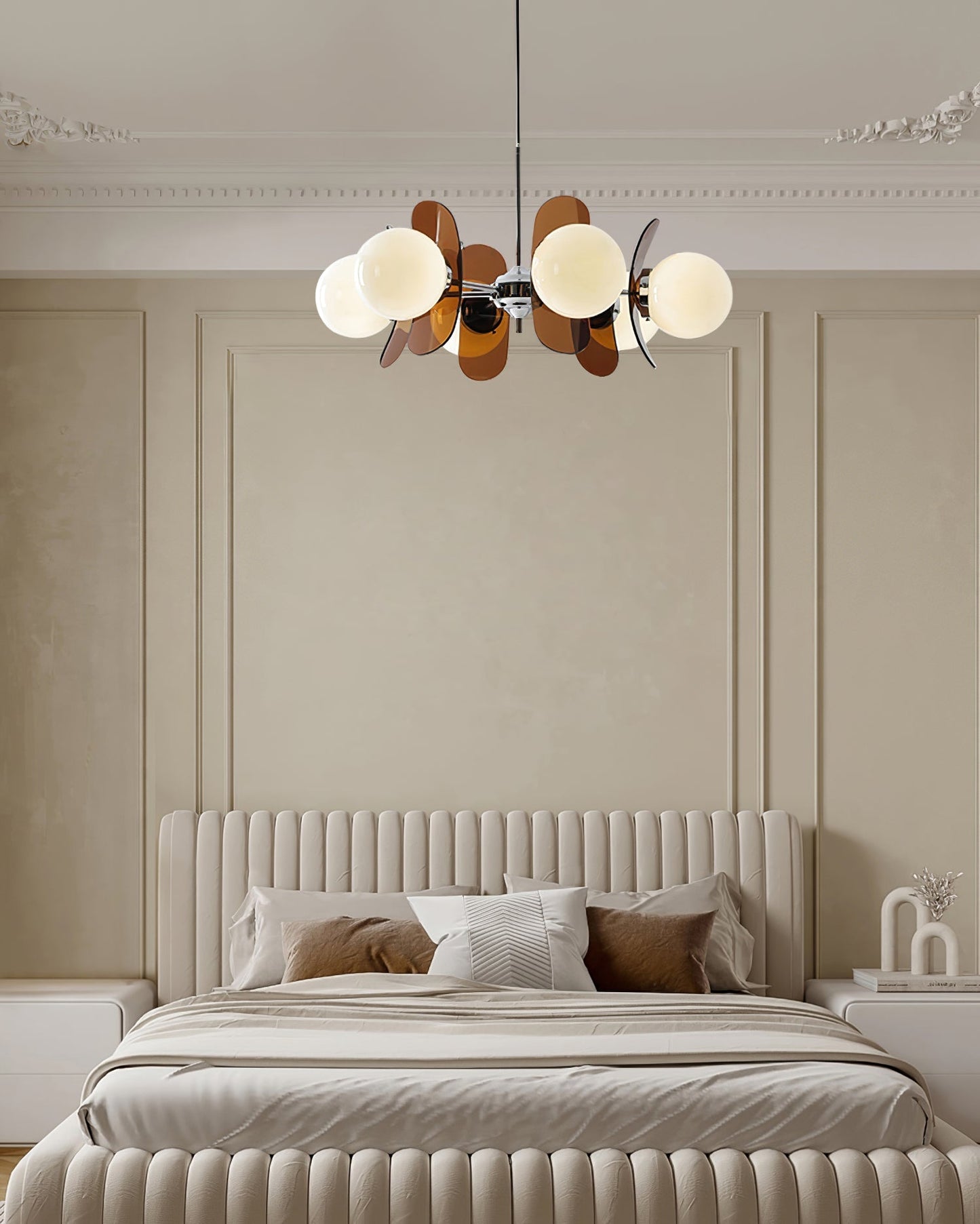 Moderne Sputnik Kroonluchter met Gekleurde Acryl Elementen en Witte Glazen Bollen – Design Hanglamp Meerdere Lichtpunten
