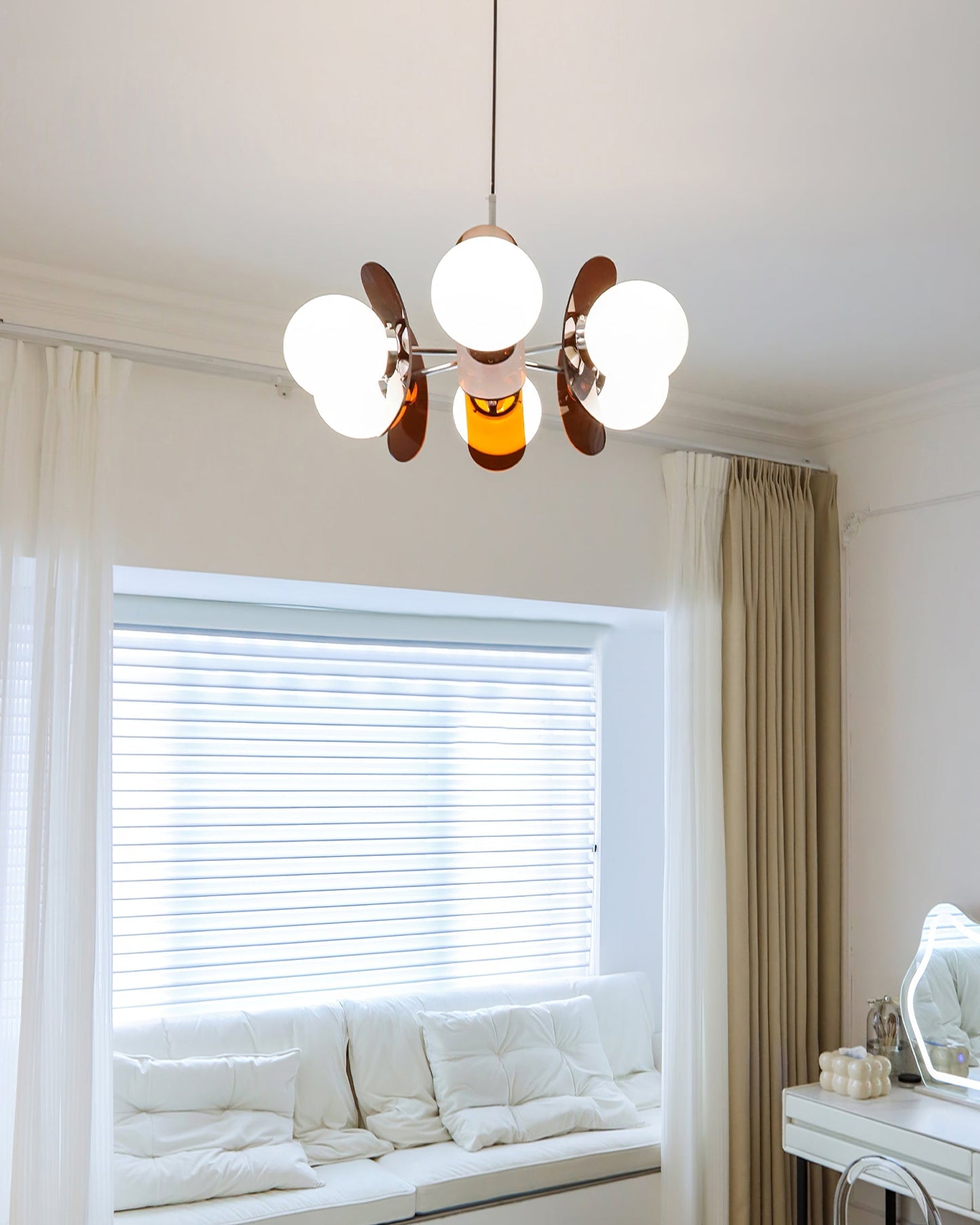 Moderne Sputnik Kroonluchter met Gekleurde Acryl Elementen en Witte Glazen Bollen – Design Hanglamp Meerdere Lichtpunten
