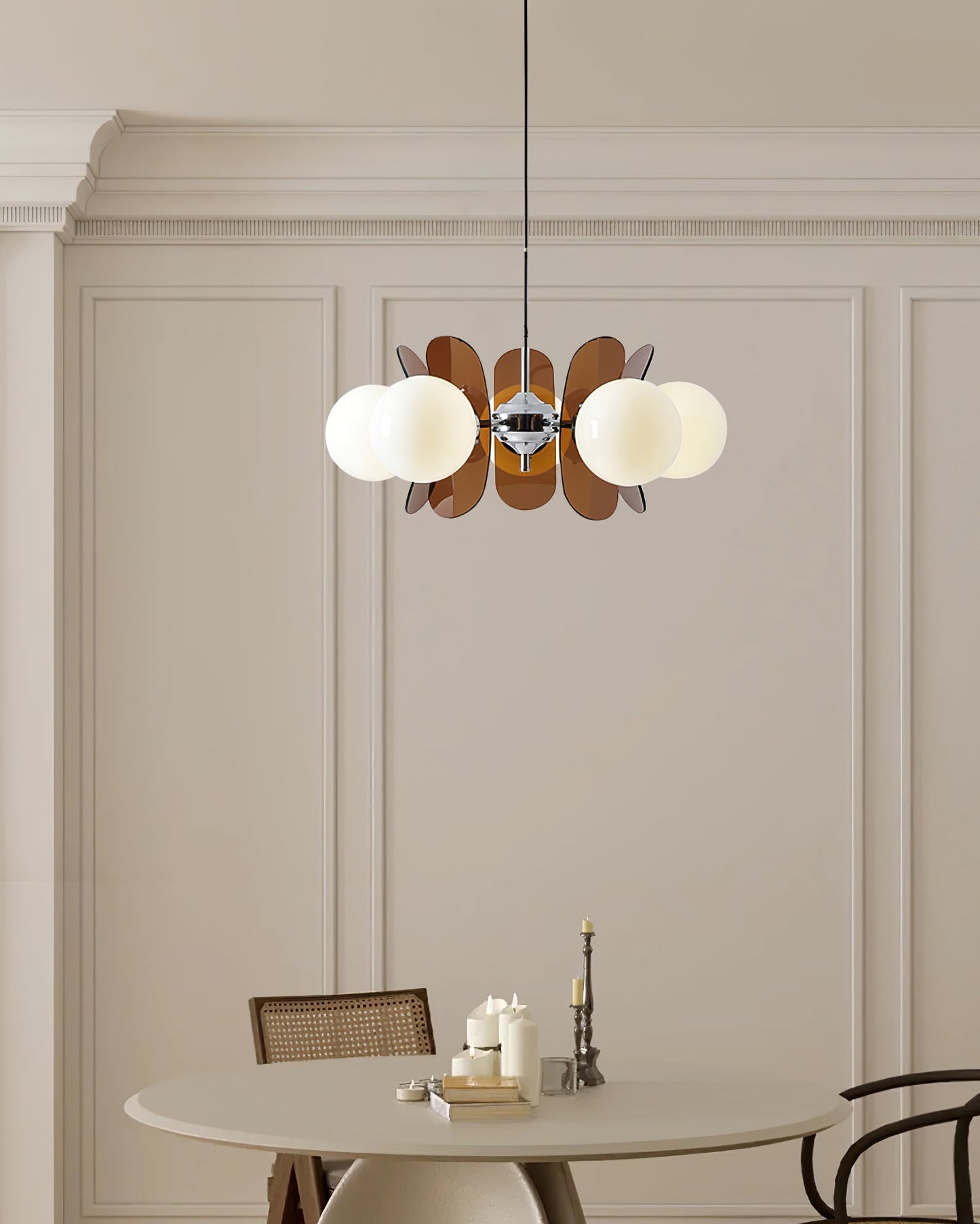 Moderne Sputnik Kroonluchter met Gekleurde Acryl Elementen en Witte Glazen Bollen – Design Hanglamp Meerdere Lichtpunten