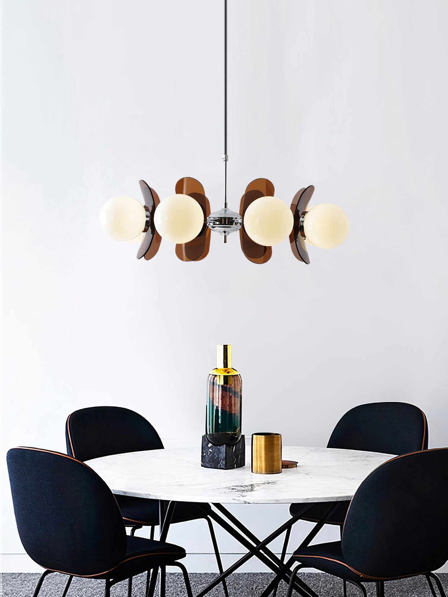 Moderne Sputnik Kroonluchter met Gekleurde Acryl Elementen en Witte Glazen Bollen – Design Hanglamp Meerdere Lichtpunten