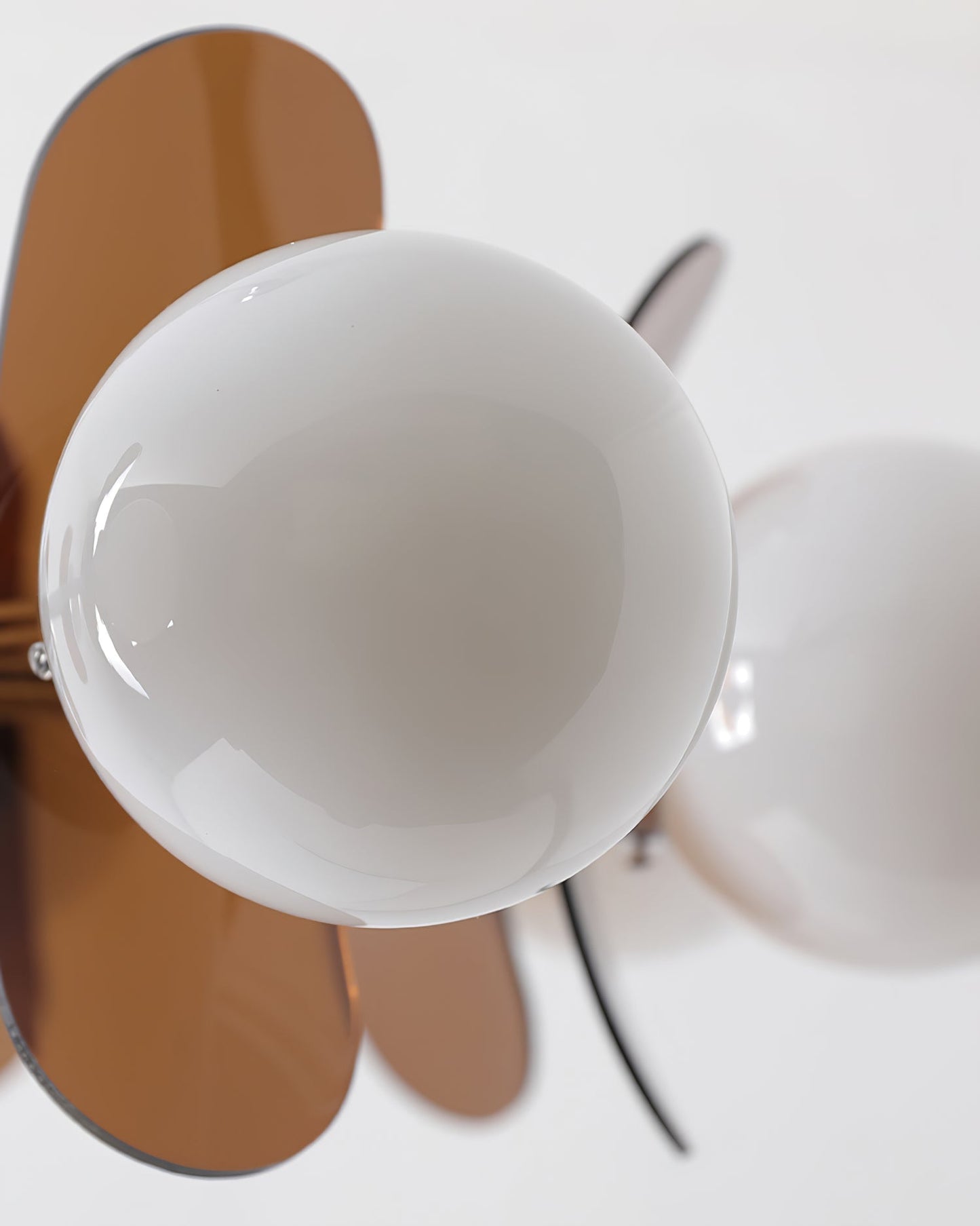 Moderne Sputnik Kroonluchter met Gekleurde Acryl Elementen en Witte Glazen Bollen – Design Hanglamp Meerdere Lichtpunten