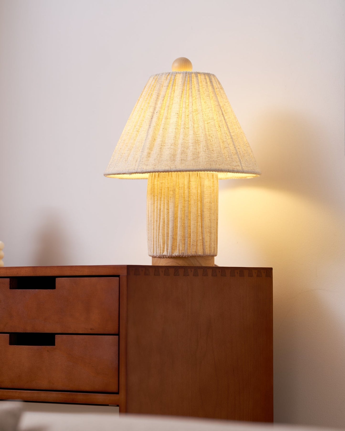Retro Tafellamp met Geplooide Stoffen Kap – Warm Zacht Licht – Scandinavisch Minimalistisch Design voor Slaapkamer Woonkamer