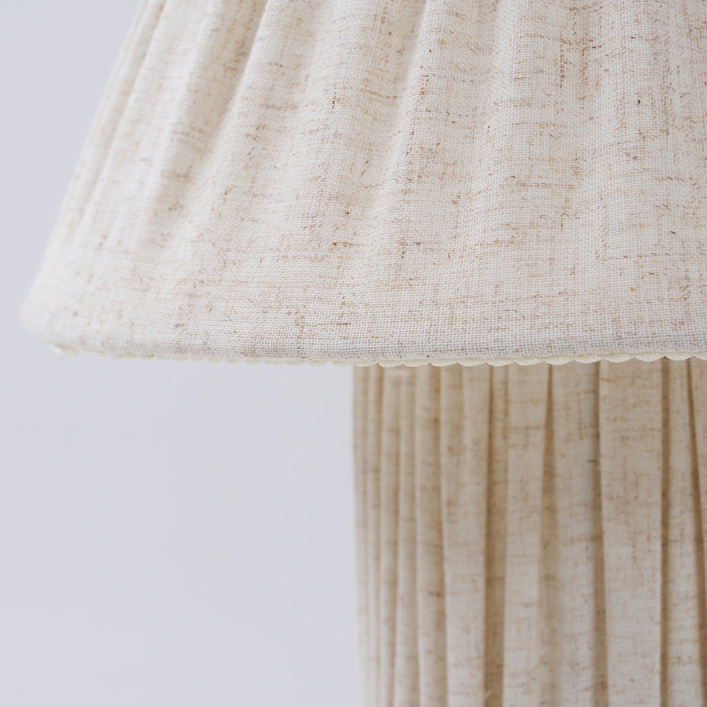 Retro Tafellamp met Geplooide Stoffen Kap – Warm Zacht Licht – Scandinavisch Minimalistisch Design voor Slaapkamer Woonkamer