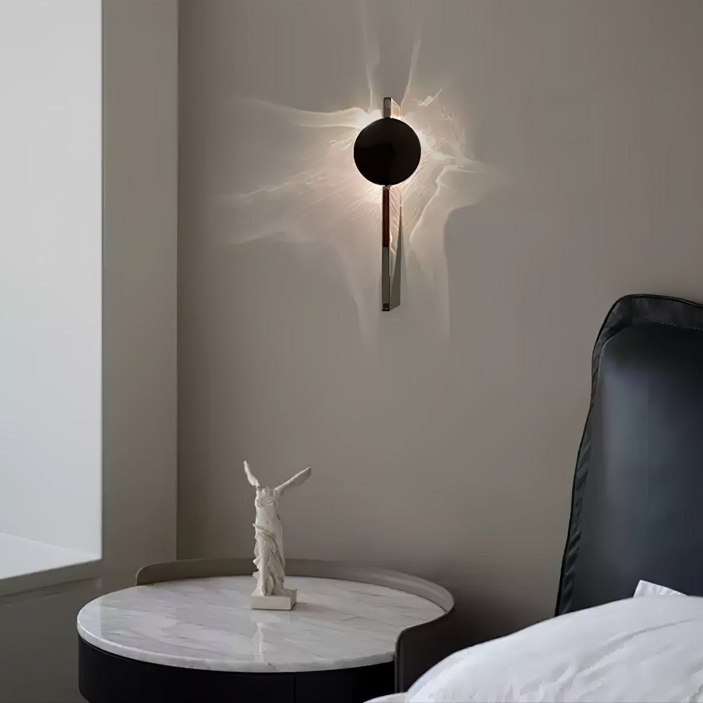 Kinetic Shadow Wandlamp Sculptuur met Verchroomde Schaduwprojectie
