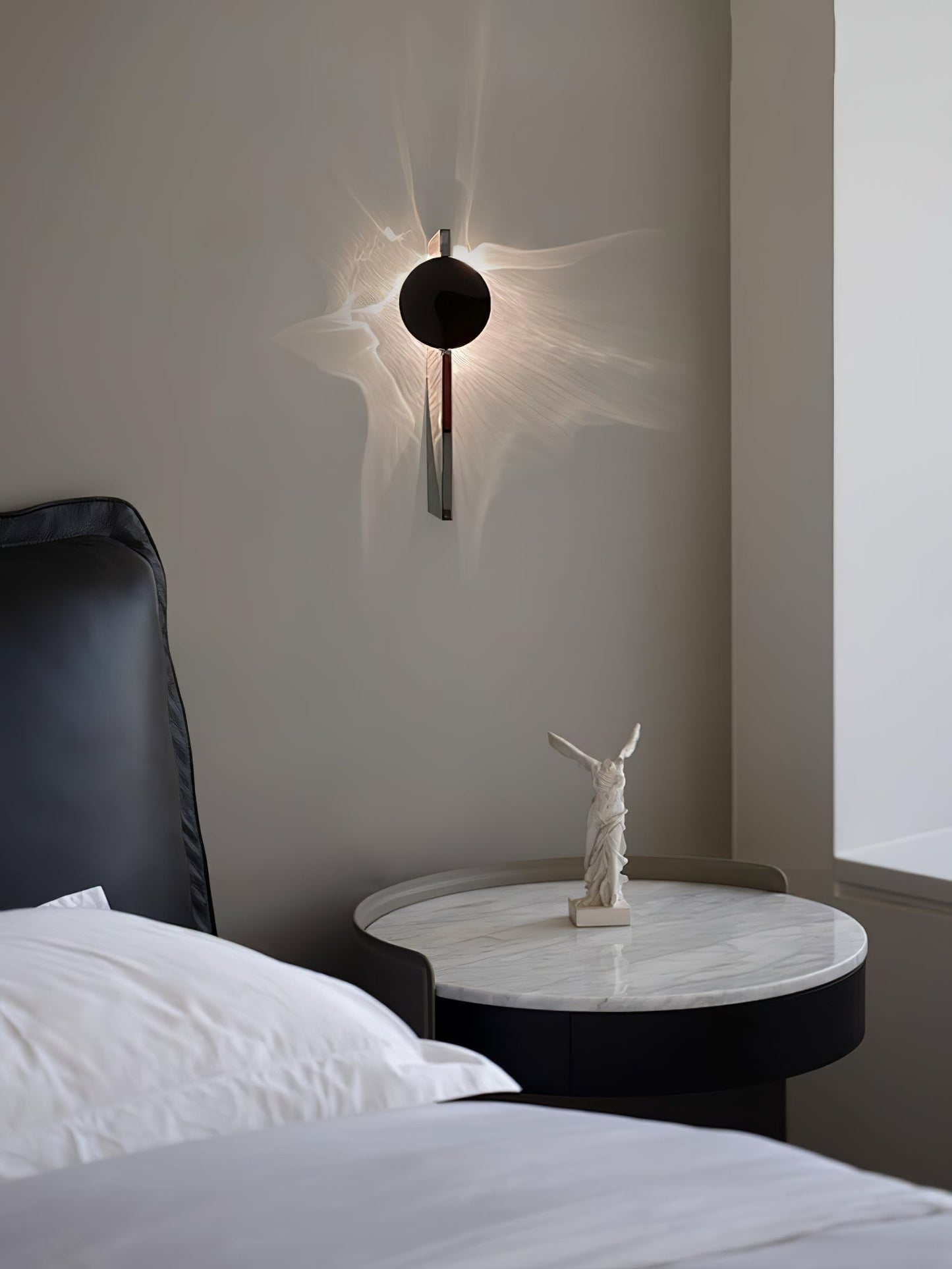 Kinetic Shadow Wandlamp Sculptuur met Verchroomde Schaduwprojectie
