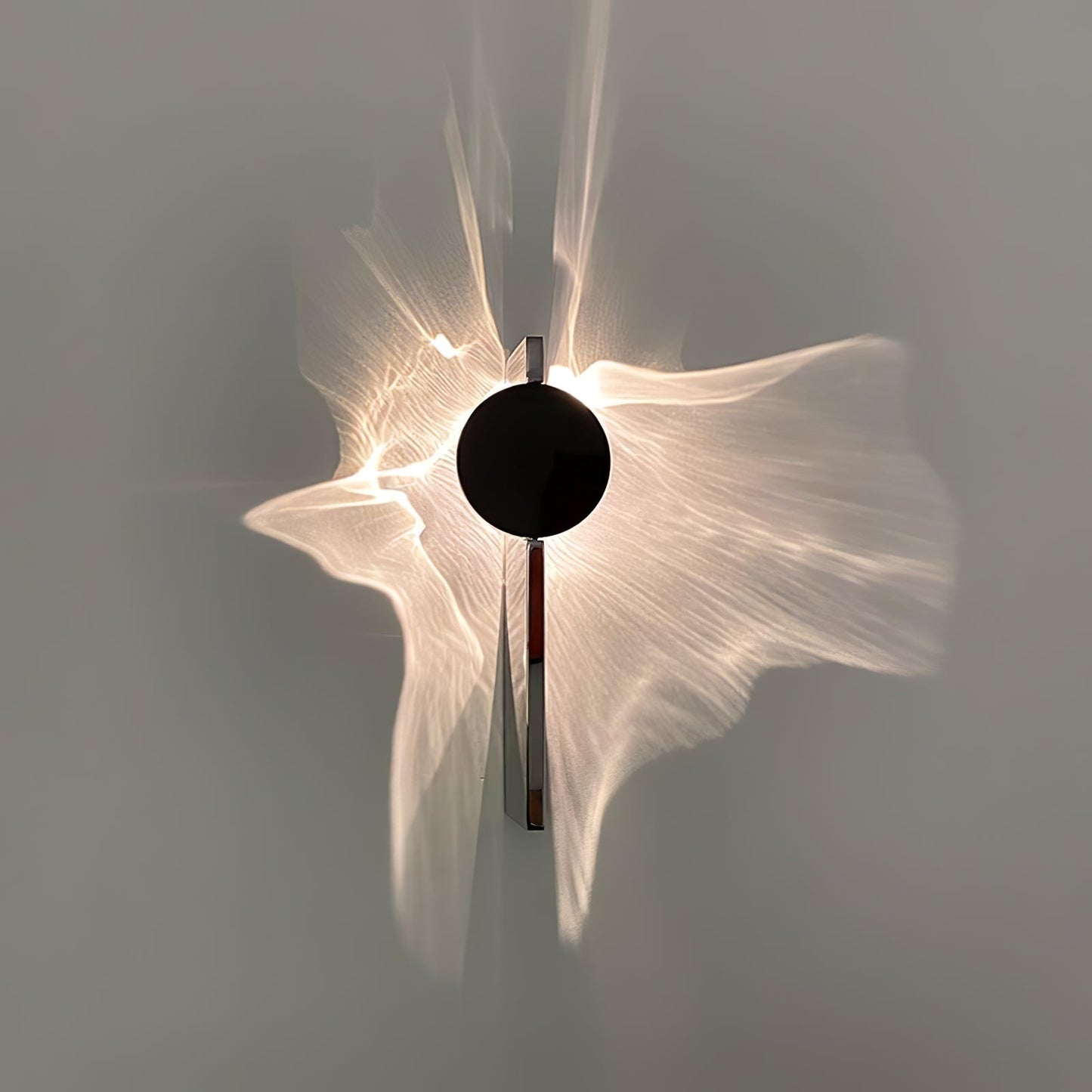 Kinetic Shadow Wandlamp Sculptuur met Verchroomde Schaduwprojectie