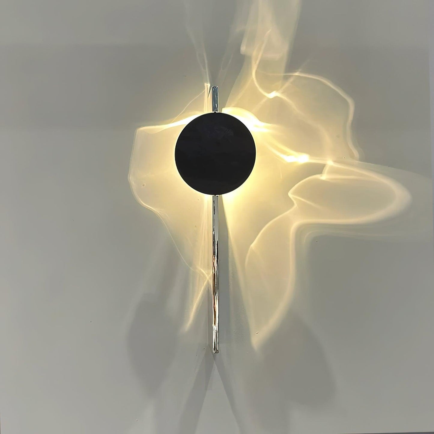 Kinetic Shadow Wandlamp Sculptuur met Verchroomde Schaduwprojectie