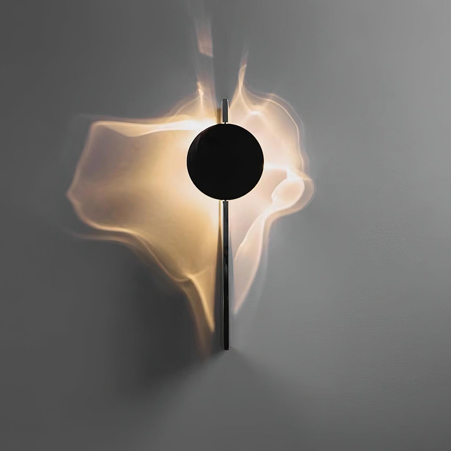 Kinetic Shadow Wandlamp Sculptuur met Verchroomde Schaduwprojectie