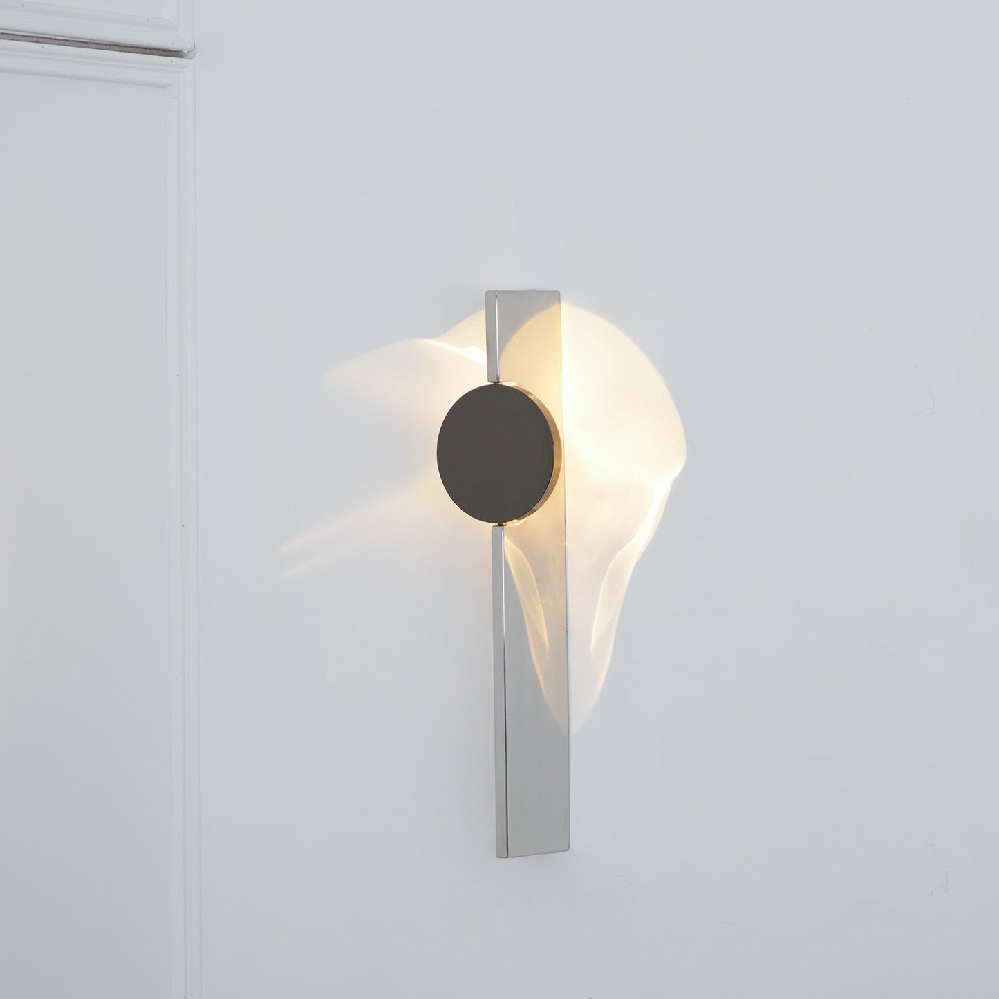 Kinetic Shadow Wandlamp Sculptuur met Verchroomde Schaduwprojectie
