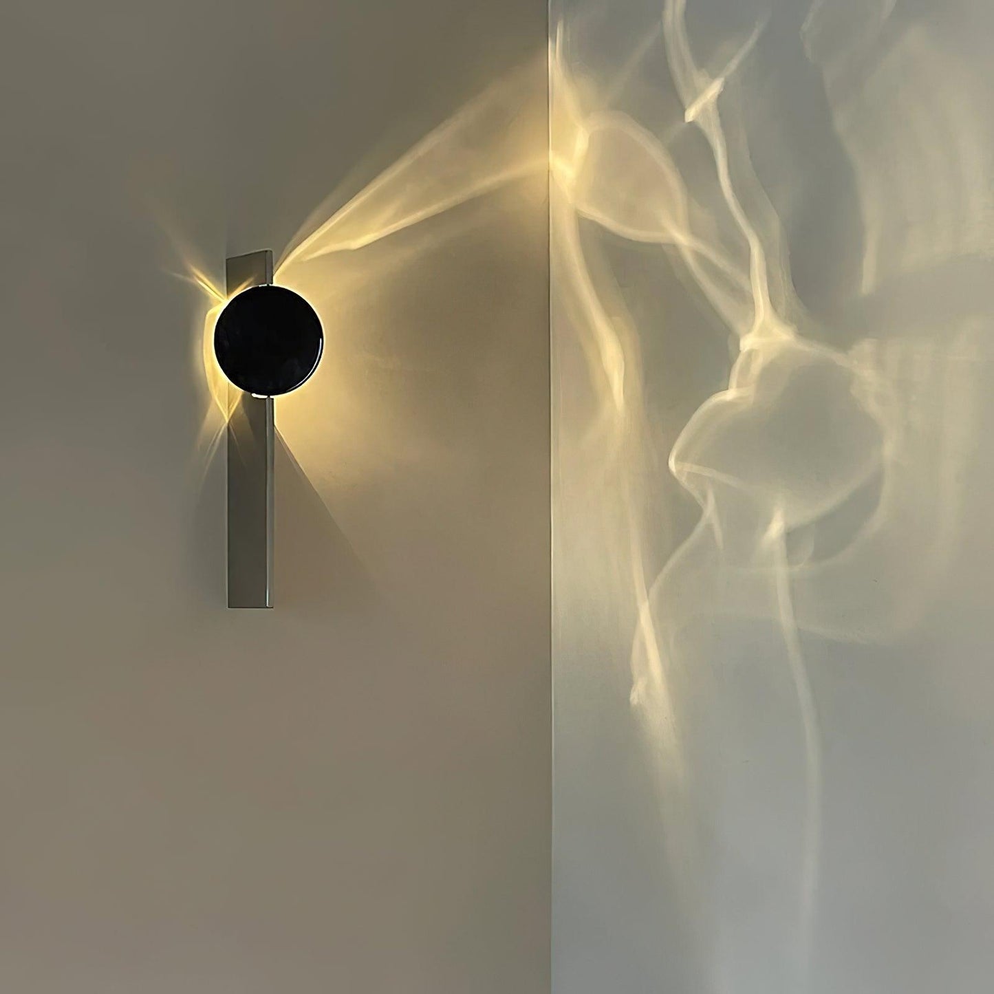 Kinetic Shadow Wandlamp Sculptuur met Verchroomde Schaduwprojectie