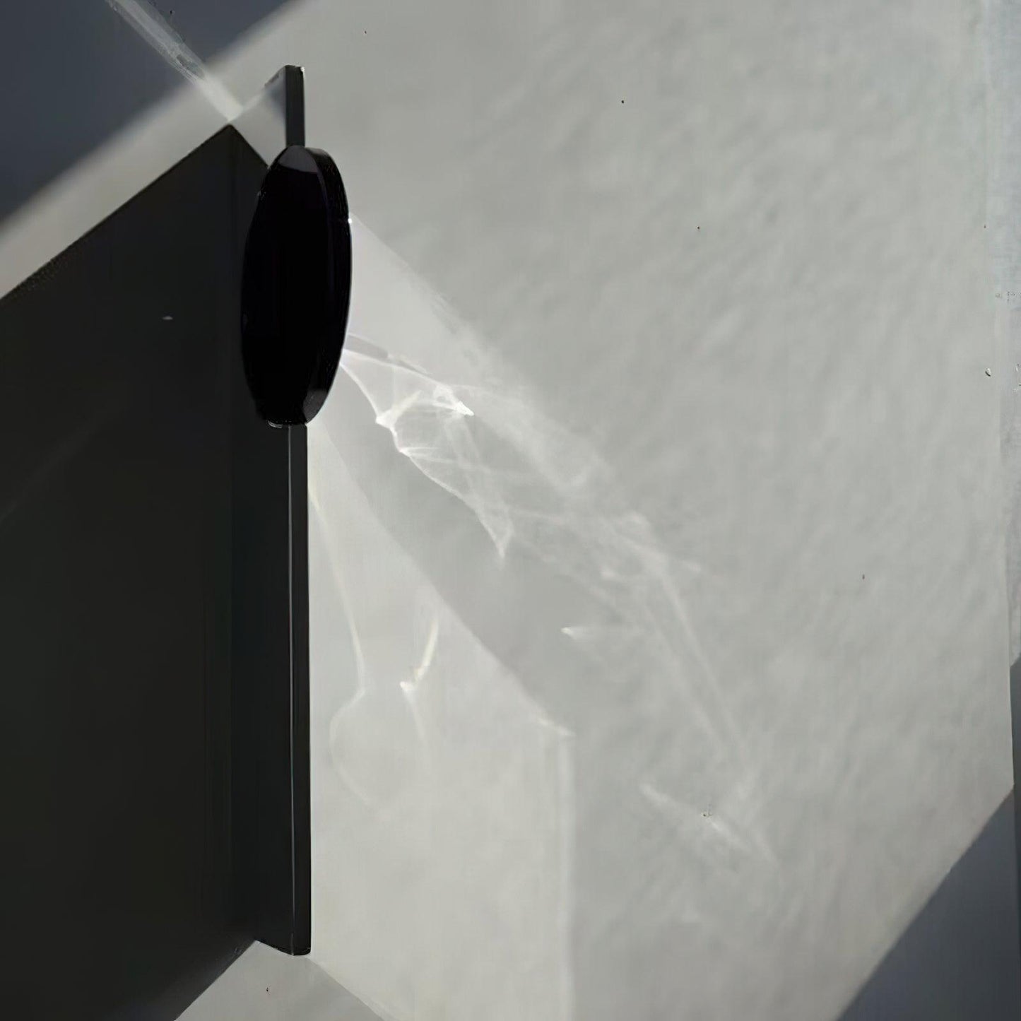 Kinetic Shadow Wandlamp Sculptuur met Verchroomde Schaduwprojectie