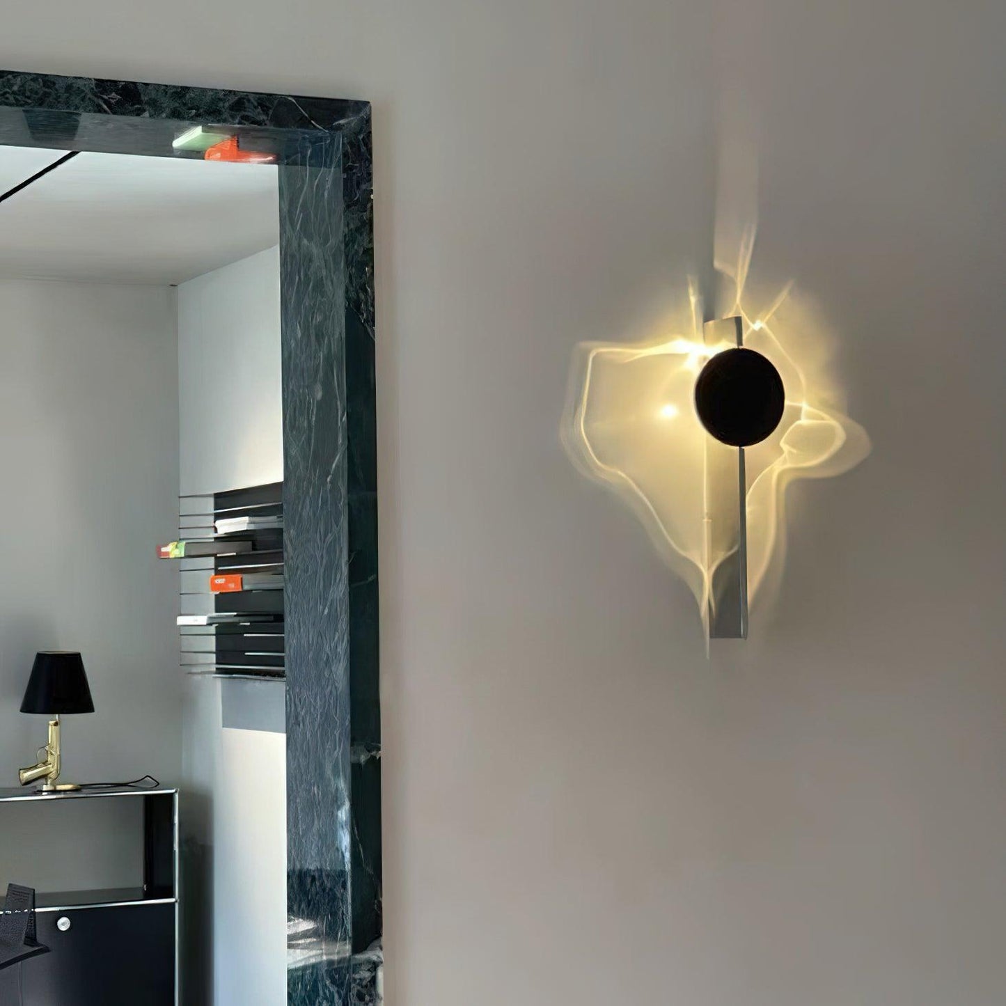 Kinetic Shadow Wandlamp Sculptuur met Verchroomde Schaduwprojectie