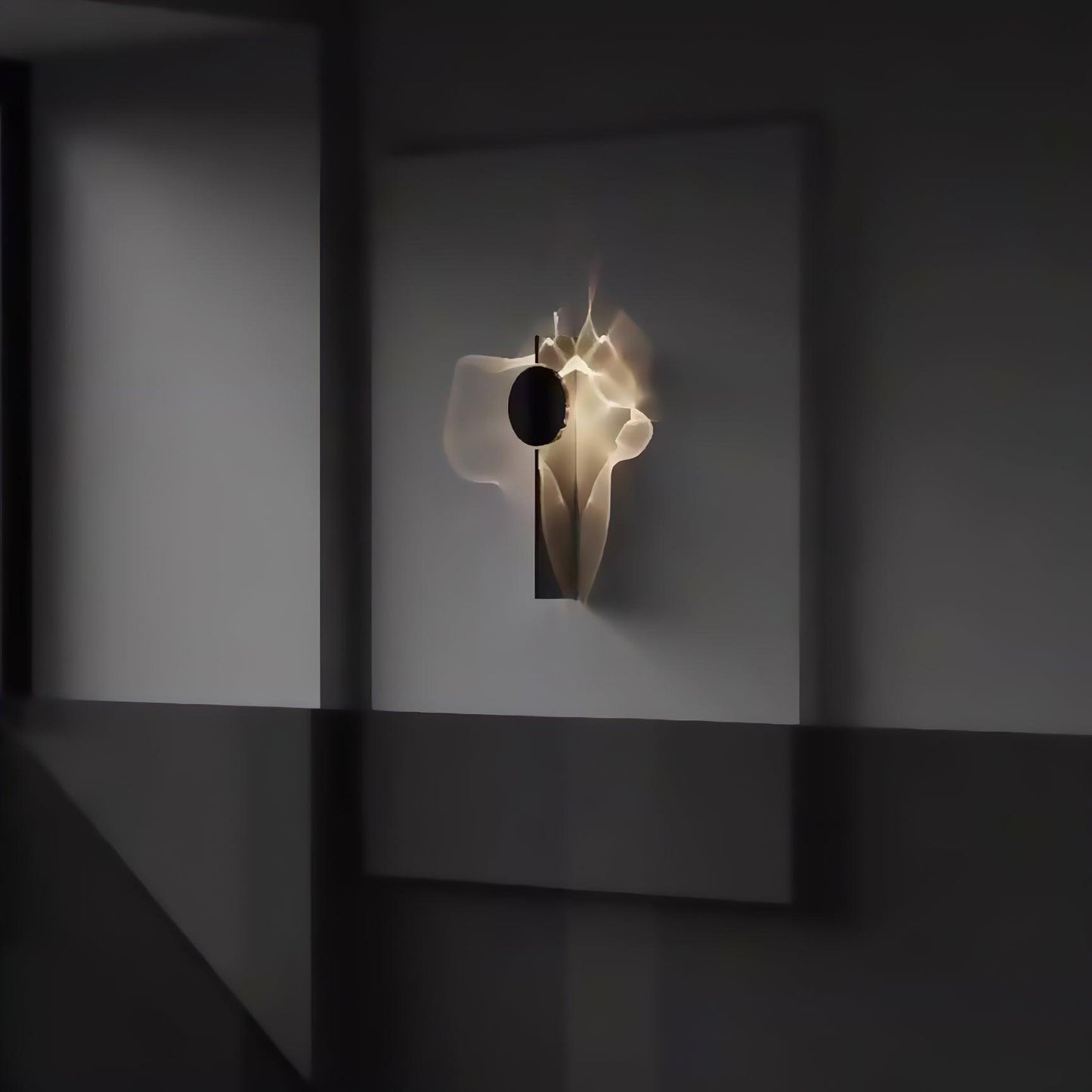 Kinetic Shadow Wandlamp Sculptuur met Verchroomde Schaduwprojectie