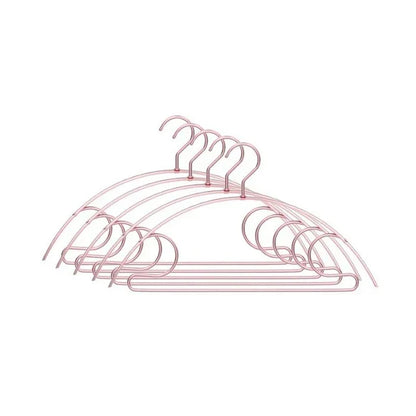 Stijlvolle rozenhouten kledinghangers, ontworpen voor een luxe uitstraling in je kast. Deze hangers bieden niet alleen praktische opbergruimte, maar zorgen ook voor een verfijnde uitstraling, perfect voor het organiseren van je kleding.