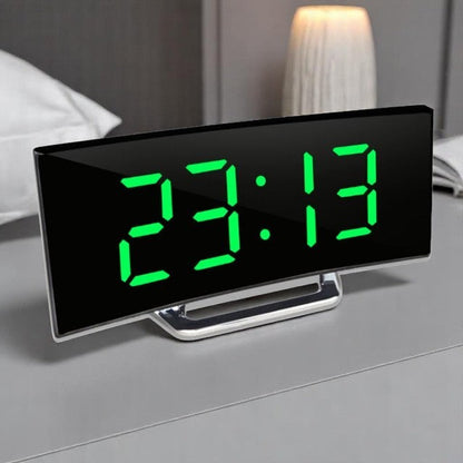 Digitale LED Wekker met Gebogen Display – Automatische Lichtregeling & Groot Scherm