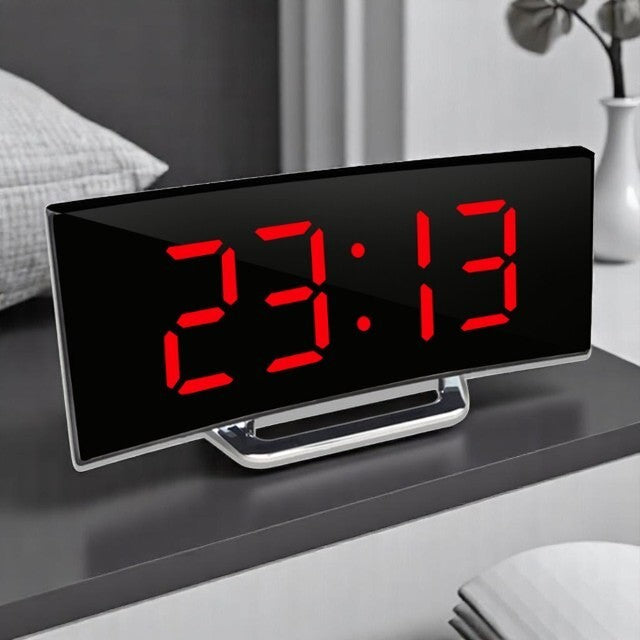 Digitale LED Wekker met Gebogen Display – Automatische Lichtregeling & Groot Scherm