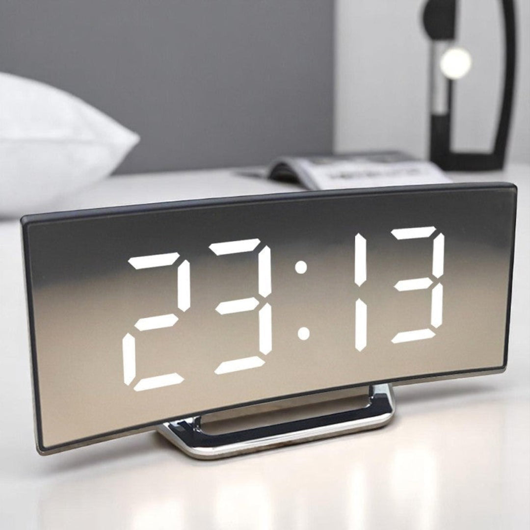 Digitale LED Wekker met Gebogen Display – Automatische Lichtregeling & Groot Scherm