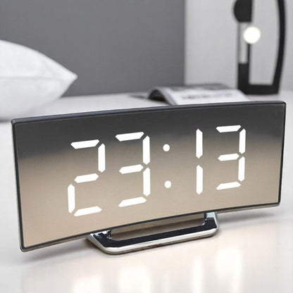 Digitale LED Wekker met Gebogen Display – Automatische Lichtregeling & Groot Scherm