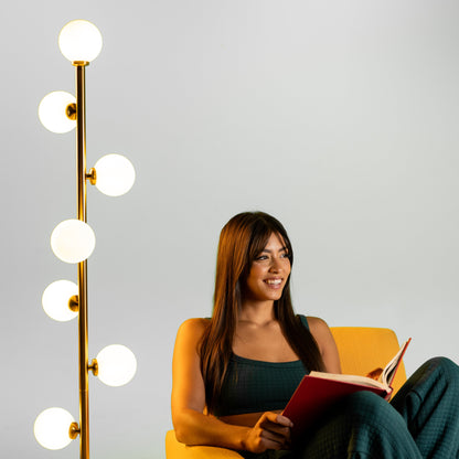 Scandinavische Minimalistische Staande Lamp Met Glazen Bollen En Warm Licht